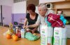 Dos voluntarios preparan los 'desayunos solidarios'