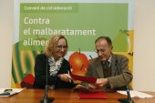 Jordi Peix junto a Assumpta Escarp, durante la visita a al Ecoparc, en Montcada i Reixac, el pasado marzo.