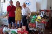 Una de las parejas de novios que han donado parte del presupuesto de su boda al Banco de Alimentos de Córdoba, junto al presidente de la entidad. (Foto. Banco de Alimentos de Córdoba)