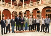 Carlos Herrera, Antonio Pulido y Álvaro Guillén, junto a los representantes del Banco de Alimentos de Andalucía y Ceuta