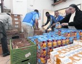 EN ACCIÓ. Sor Lucía Caram, al banc d'aliments de la Fundació Rosa Oriol.