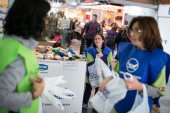 Un grupo de voluntarios recoge alimentos en el mercado de Sants al inicio de la campaña del Gran Recapte. / Albert Garcia