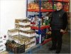 El cura, Joan Sanglas, con donaciones alimentarias.