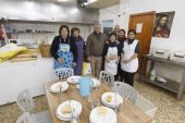 Algunos de los voluntarios que prepararon la comida para 170 personas sin recursos. / Alfredo Aguilar