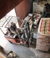 Un trabajador descarga cajas de galletas procedentes de la UE. / Alex Domínguez