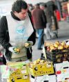 Un voluntario de la Fundación Banco de Alimentos organiza las frutas para su posterior reparto.