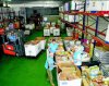 Voluntarios de la delegación local del Banco de Alimentos colocan, ayer, los productos recogidos. - Foto:TONI GUDIEL