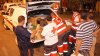 Voluntarios de Cruz Roja reparten alimentos entre personas que viven en la calle