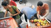 Un grupo de activistas recoge frutas y verduras de unos contenedores en Madrid para demostrar que se tiran alimentos aptos para el consumo. / afp