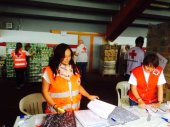 Un grupo de voluntarios en la tarea de distribución. / E. C.