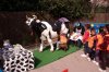 Un grupo de niños participando en el casal del Zoo.