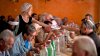 Griegos necesitados comiendo en un centro de caridad gestionado por la iglesia, en el centro de Atenas, a principios de julio. EMILIO MORENATTIAP