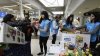 Voluntarias del Comedor colocan los alimentos en las nuevas instalaciones del Paseo de la Estación. / ALMEIDA